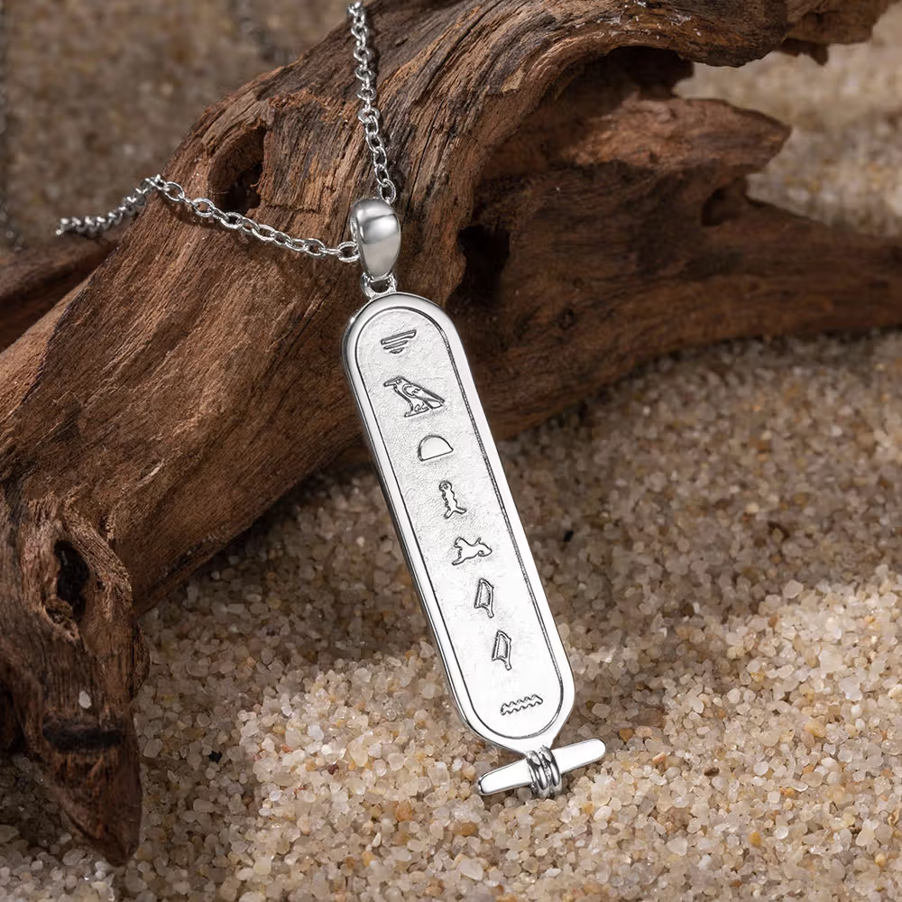 Misterio y protección milenaria: Collar personalizado con cartucho egipcio y jeroglíficos con nombre