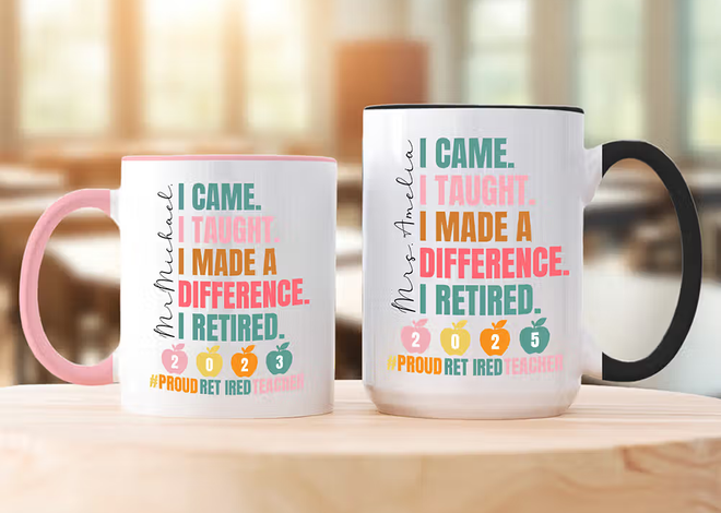 Un brindis con orgullo por una vida enseñando: Taza personalizada de cerámica para profesor jubilado