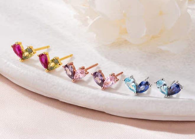 Un destello de elegancia personal: Pendientes de botón en forma de corazón simétrico con piedra de nacimiento