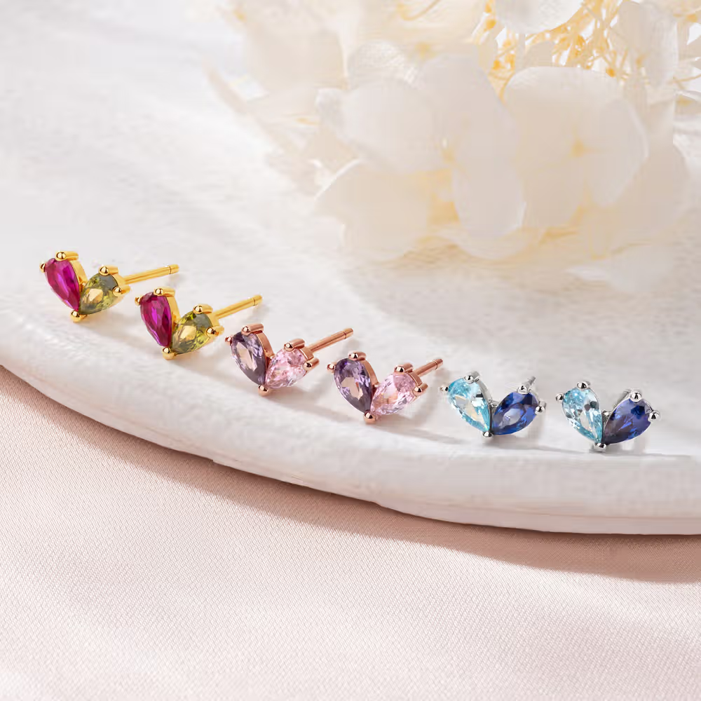 Un destello de elegancia personal: Pendientes de botón en forma de corazón simétrico con piedra de nacimiento