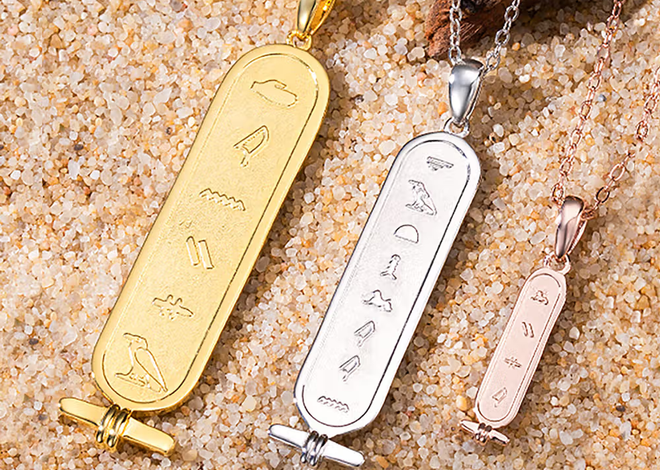 Un misterio milenario grabado en la piel: Collar personalizado con cartucho egipcio y jeroglíficos