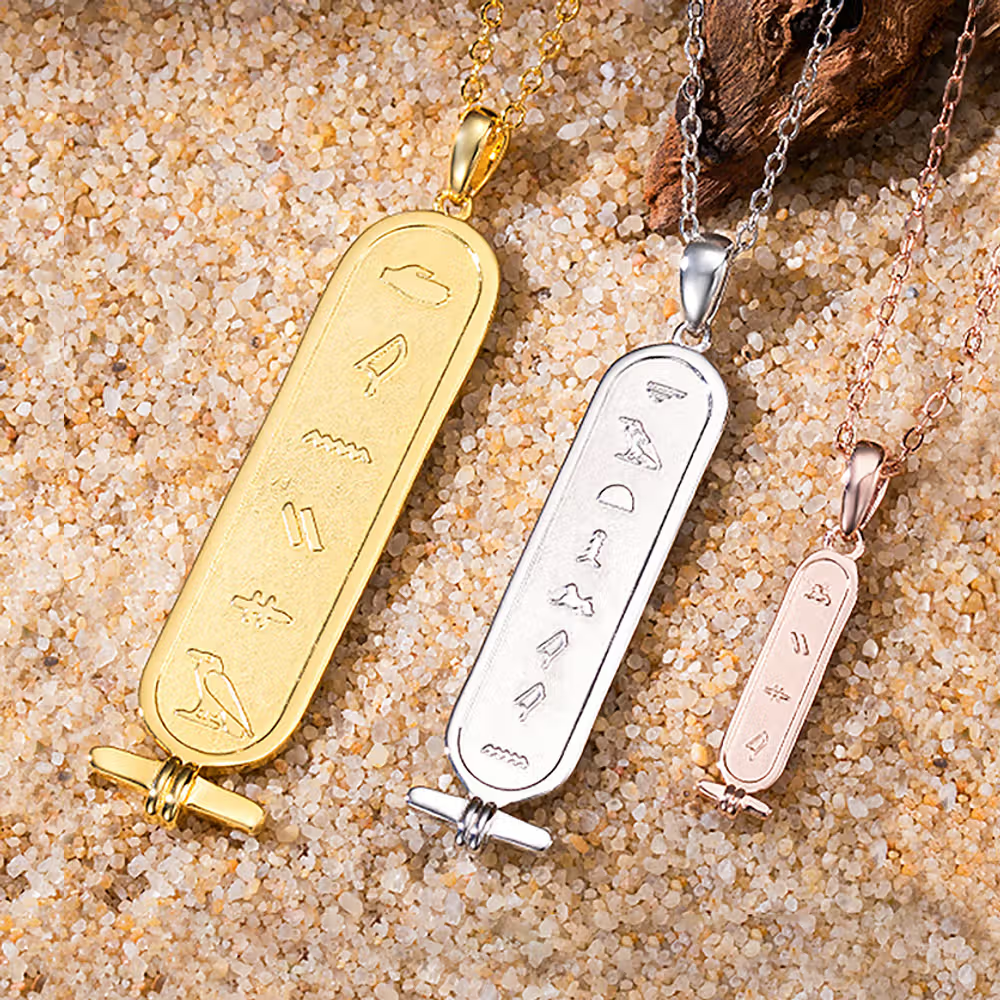 Un misterio milenario grabado en la piel: Collar personalizado con cartucho egipcio y jeroglíficos