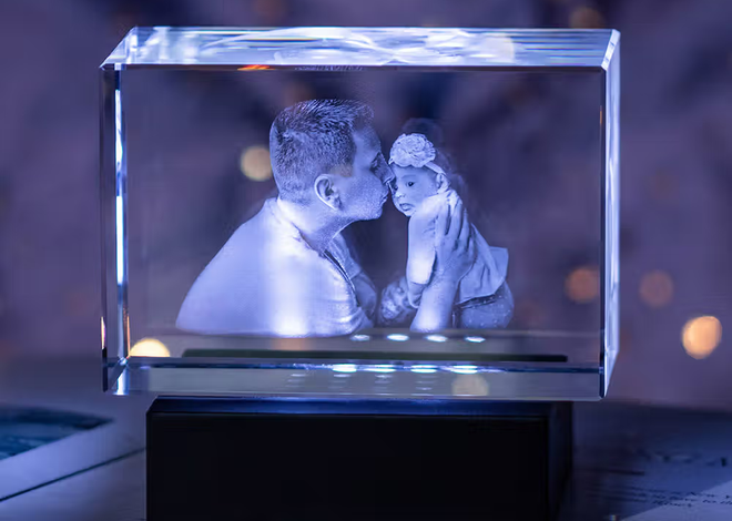 Luz, relieve y recuerdos eternos: El arte de convertir una fotografía en una escultura de cristal 3D