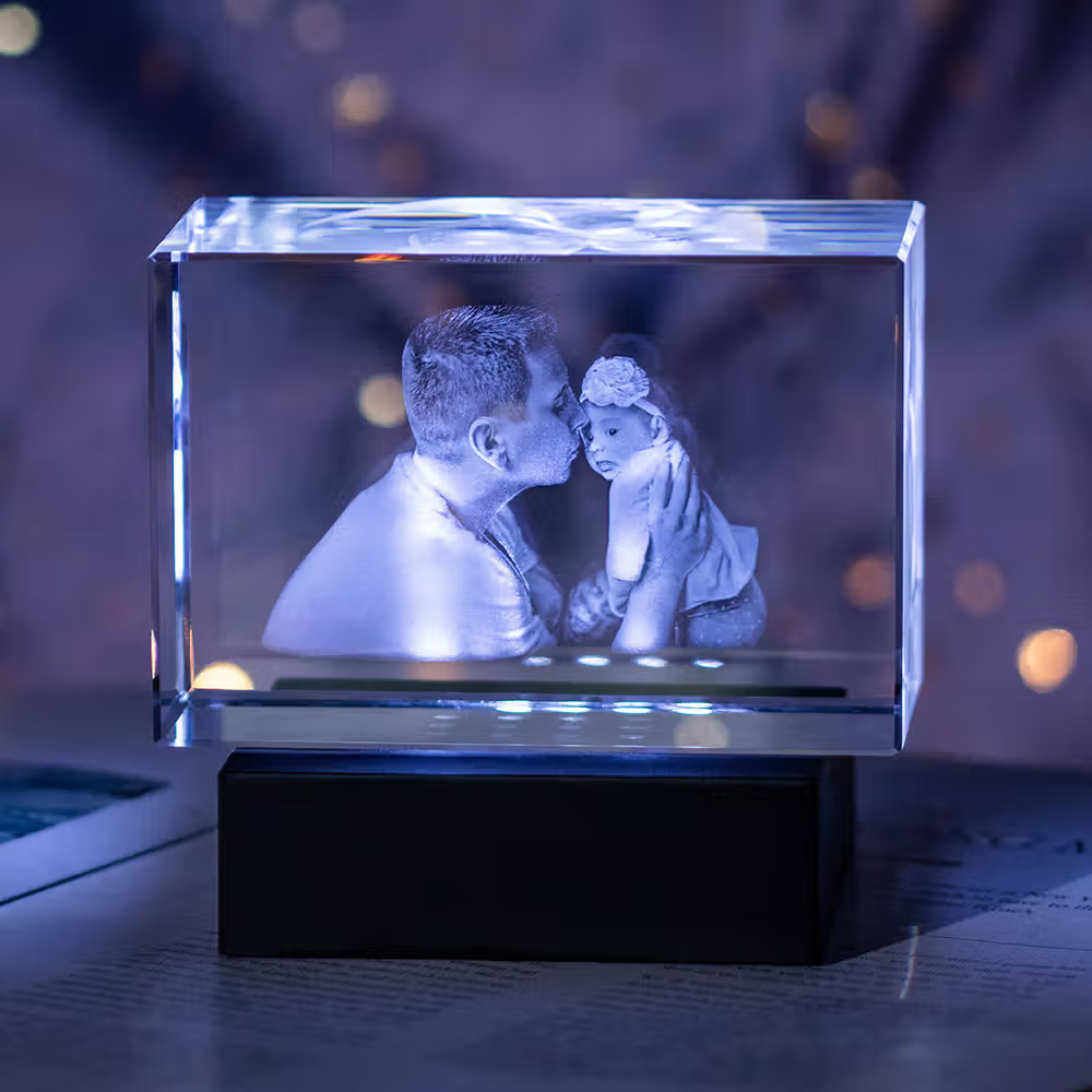 Luz, relieve y recuerdos eternos: El arte de convertir una fotografía en una escultura de cristal 3D