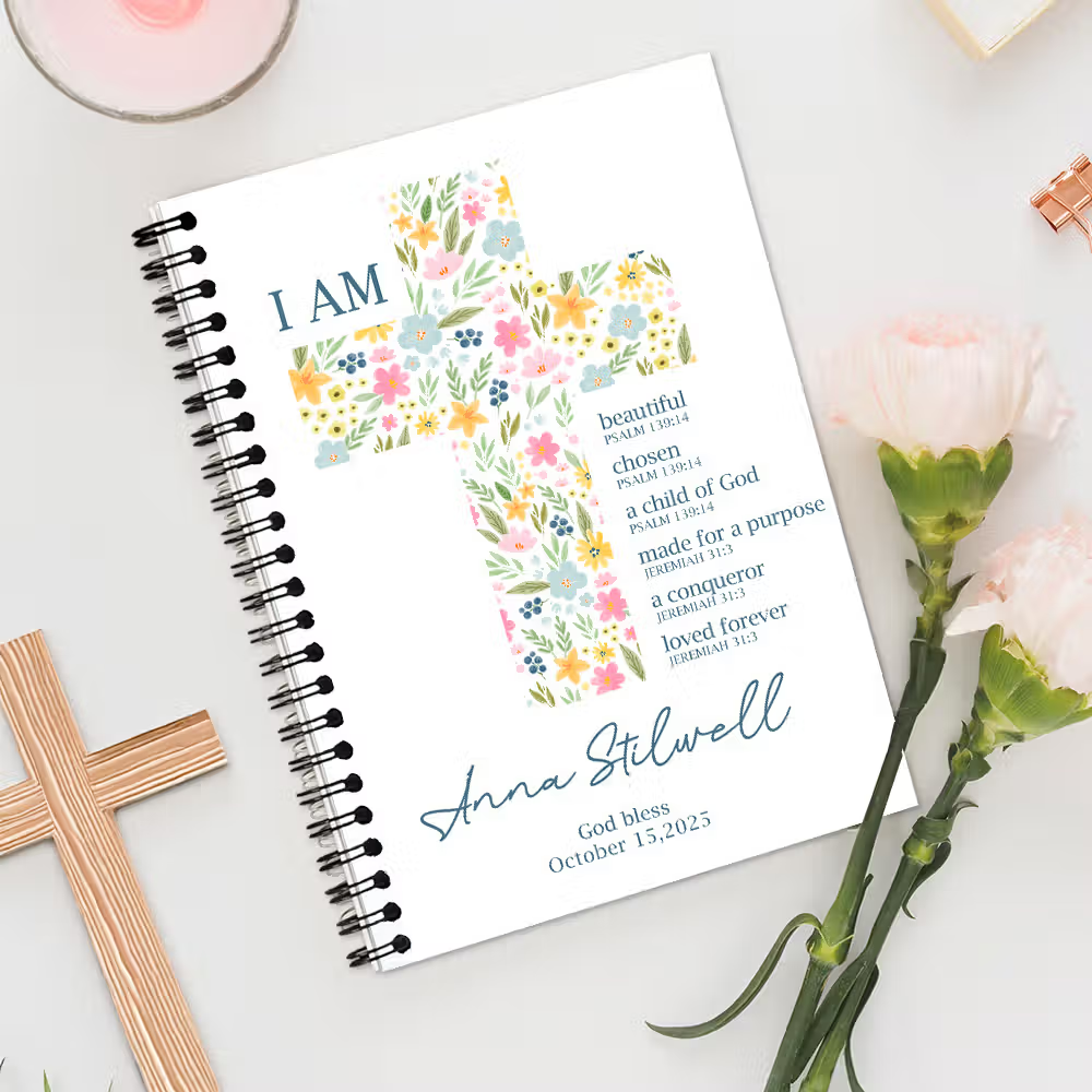Un refugio de fe y oraciones sagradas: La libreta personalizada para celebrar su Primera Comunión o Bautizo
