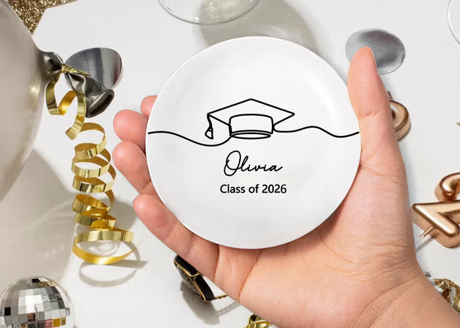 Un tributo al esfuerzo y al éxito: El plato joyero cerámico de graduación para inmortalizar un logro inolvidable