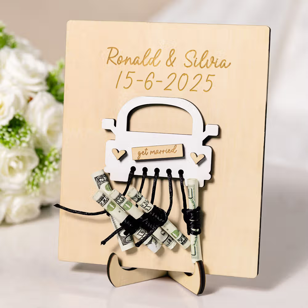 Un detalle único para entregar buenos deseos: Porta dinero de madera personalizado con diseño de coche de boda