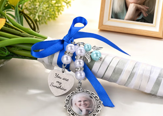 Un abrazo inolvidable en el ramo de novia: Colgante vintage personalizado con foto y texto grabado