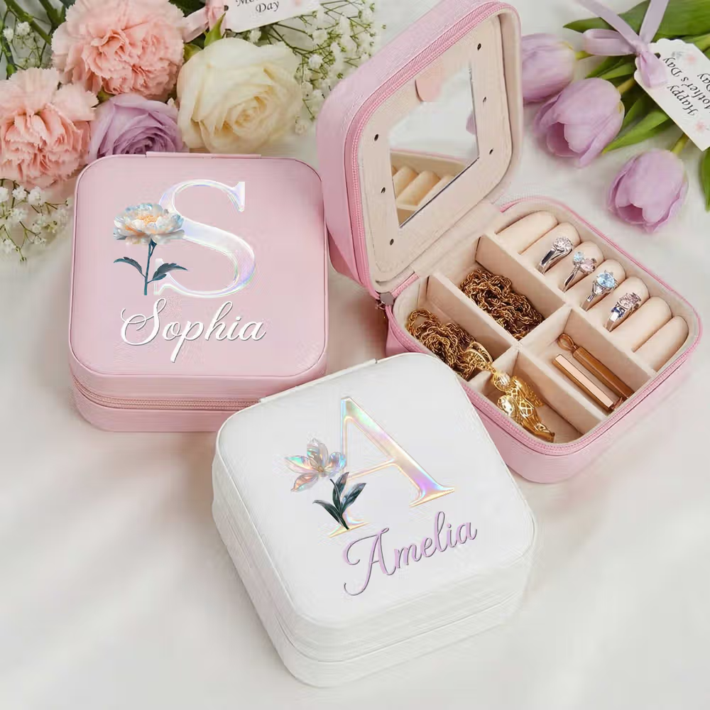 Un refugio de elegancia e historia personal: Joyero personalizado de piel sintética con efecto madreperla y flor de nacimiento